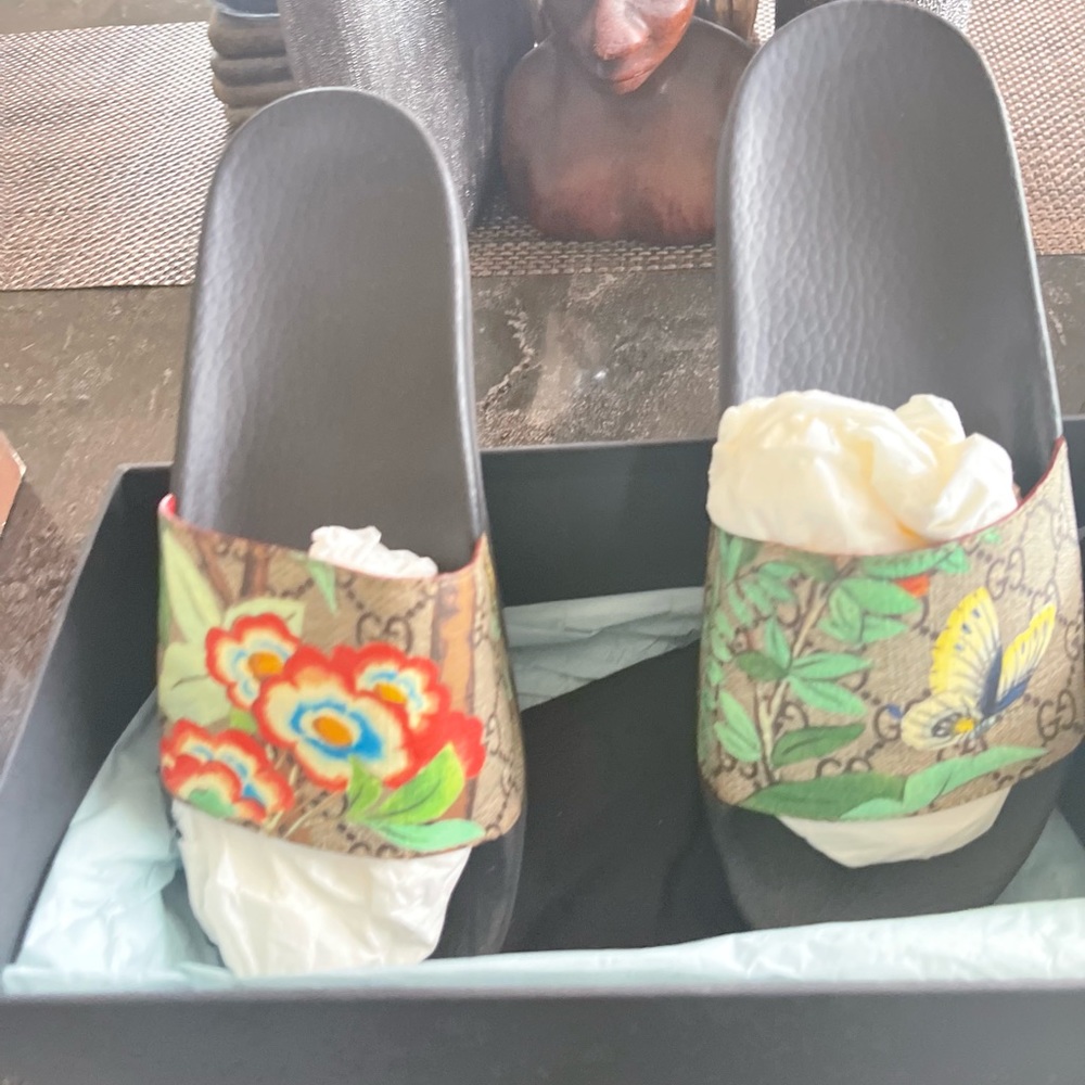 Gucci slides in very good condition.